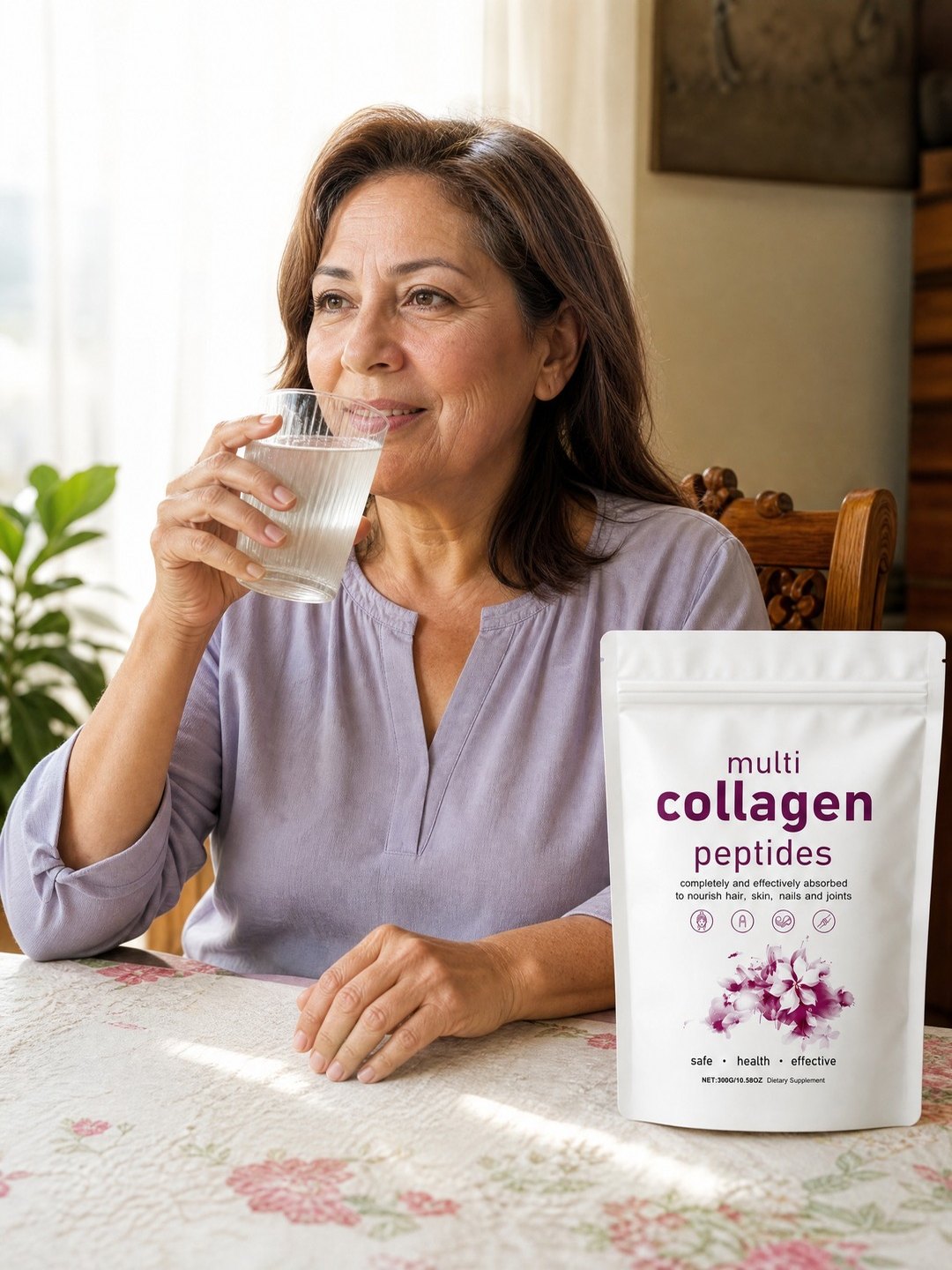 Señora tomando su colágeno en casa por la mañana