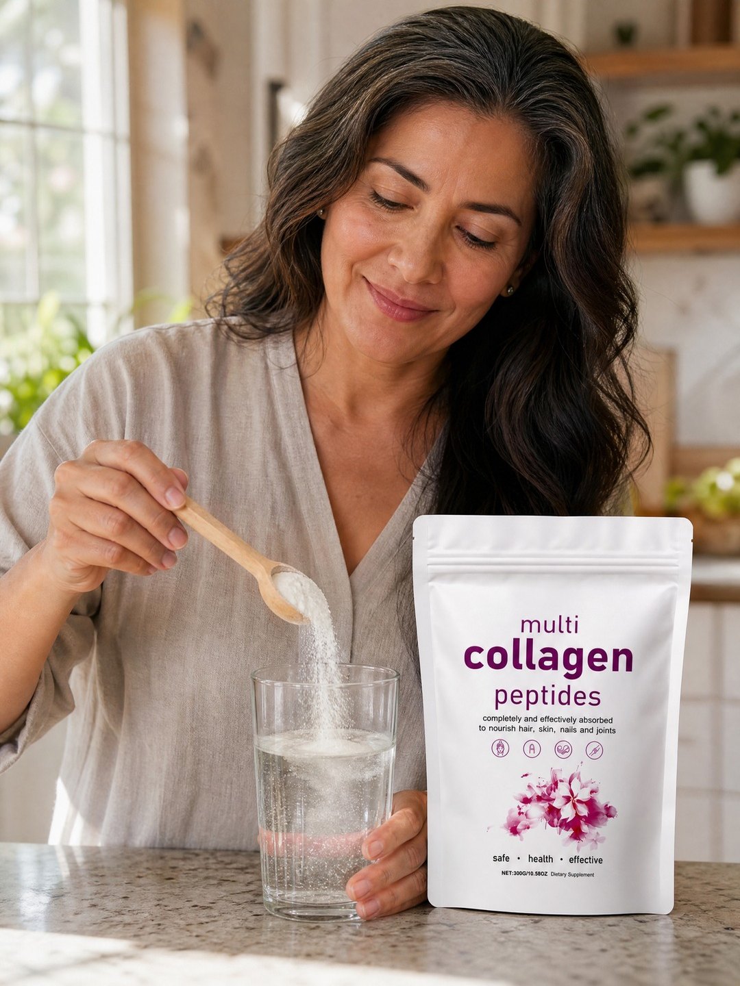 Sirviendo una medida de colágeno en un vaso de agua